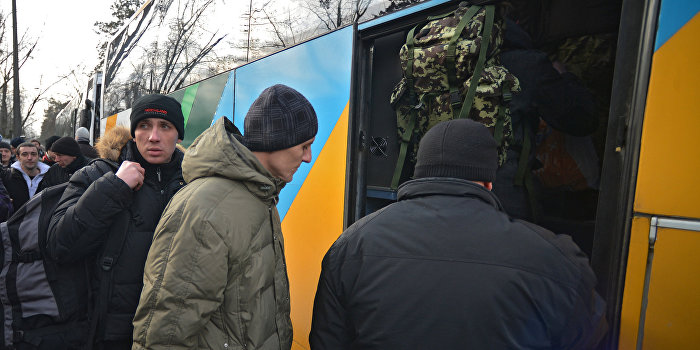 Родственники заблокировали автобус с призывниками у военкомата Волынской области Родственники заблокировали автобус с призывниками у военкомата Волынской области