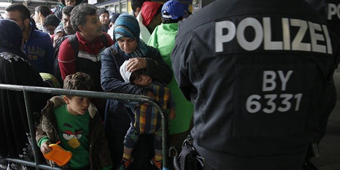 Politico: В миграционном кризисе виновата Меркель