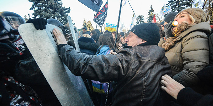 В Киеве митингующие взяли штурмом здание Минюста