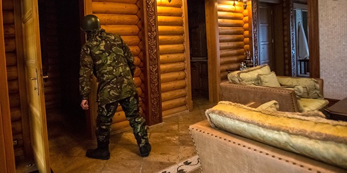 Загородный дом Януковича разграблен вплоть до розеток