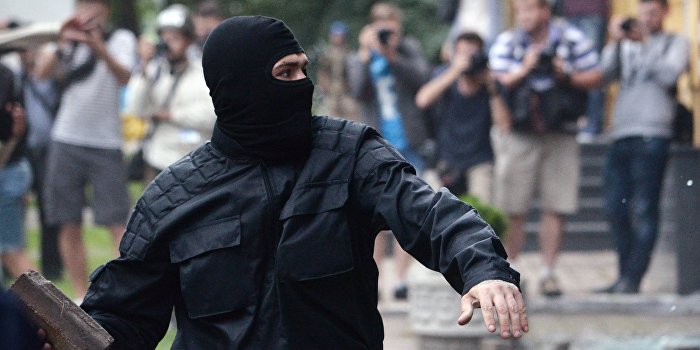 В Киеве националисты громят офис Ахметова и угрожают российским банкам