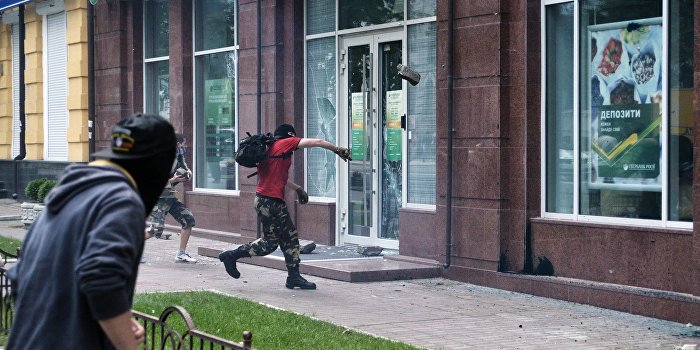 В центре Киева радикалы учинили погромы офисов российских банков