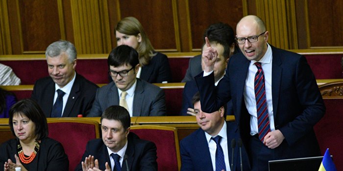 Яценюк опроверг слухи о согласии уйти в отставку