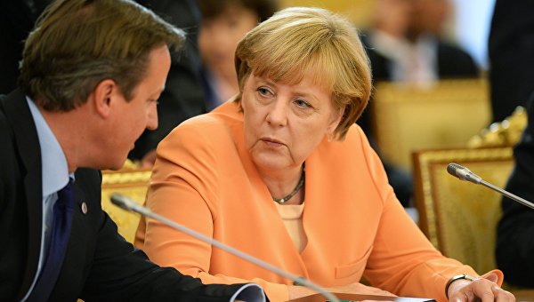 Ангелу Меркель толкают справа