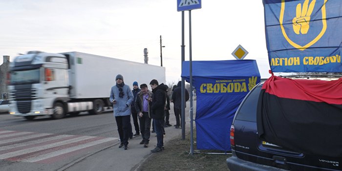 Радикалы разогнали полицию и снова заблокировали российские фуры Радикалы разогнали полицию и снова заблокировали российские фуры