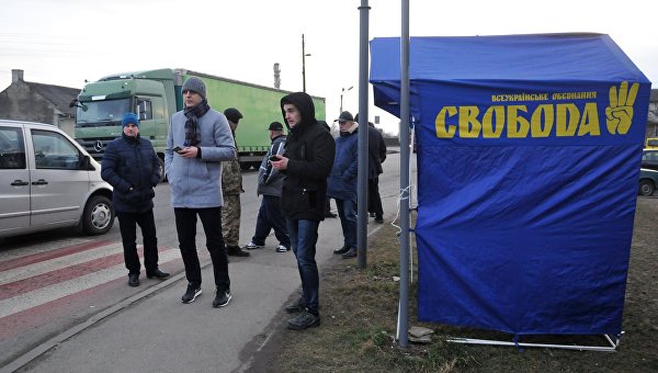Радикалы разогнали полицию и снова заблокировали российские фуры