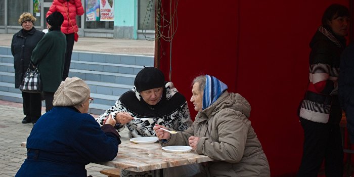 Порошенко и Яценюк хотят добить беженцев с Донбасса на Украине Порошенко и Яценюк хотят добить беженцев с Донбасса на Украине
