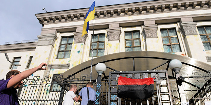 Радикалы готовят «майдан» у посольства РФ в Киеве Радикалы готовят «майдан» у посольства РФ в Киеве