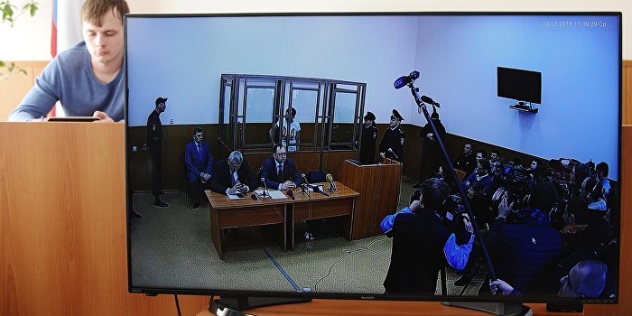 Савченко в ходе «последнего слова» показала судьям средний палец Савченко в ходе «последнего слова» показала судьям средний палец