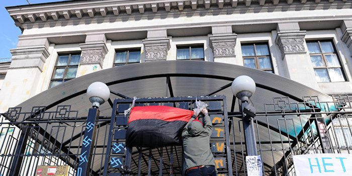 Толпа атаковала российское посольство в Киеве Толпа атаковала российское посольство в Киеве