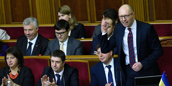 Яценюк требует законодательно запретить мешать ему работать Яценюк требует законодательно запретить мешать ему работать