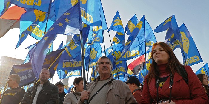 В Киеве у здания суда собрались сторонники исполнителей теракта у Рады В Киеве у здания суда собрались сторонники исполнителей теракта у Рады