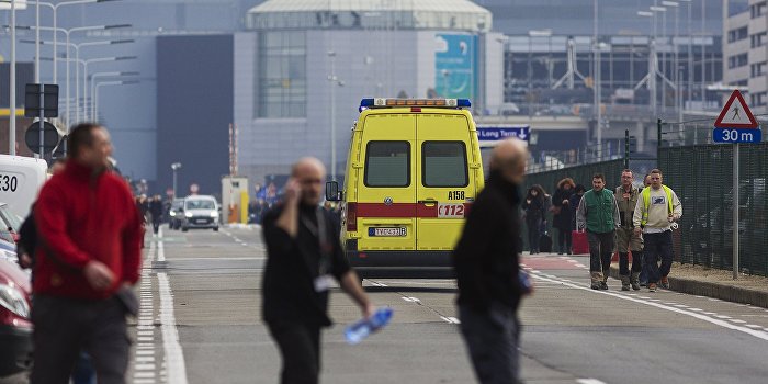 Число жертв взрывов в аэропорту и в метро Брюсселя растет Число жертв взрывов в аэропорту и в метро Брюсселя растет
