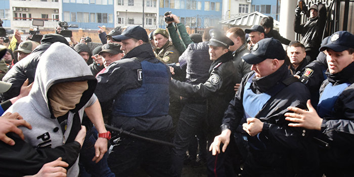 Генконсульство РФ в Одессе подверглось атаке Генконсульство РФ в Одессе подверглось атаке