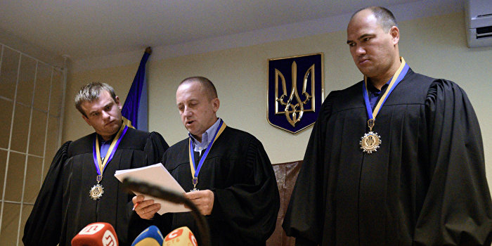 Киев намерен быстро осудить Александрова и Ерофеева и обменять на Савченко Киев намерен быстро осудить Александрова и Ерофеева и обменять на Савченко