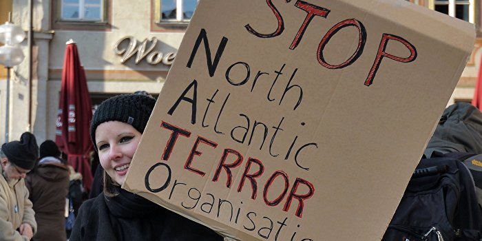 В Сербии тысячи людей вышли на митинг против НАТО В Сербии тысячи людей вышли на митинг против НАТО