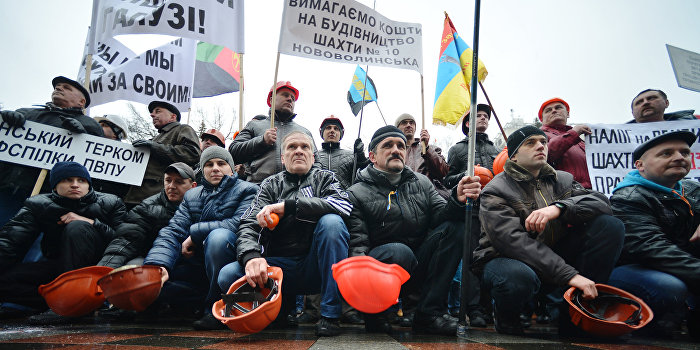 Шахтеры в Донецкой области митингуют, требуя выплаты зарплат Шахтеры в Донецкой области митингуют, требуя выплаты зарплат