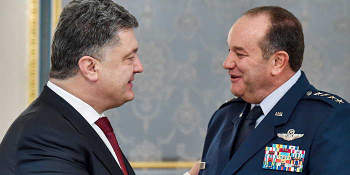 Порошенко поощрил высшей наградой натовца-русофоба Порошенко поощрил высшей наградой натовца-русофоба