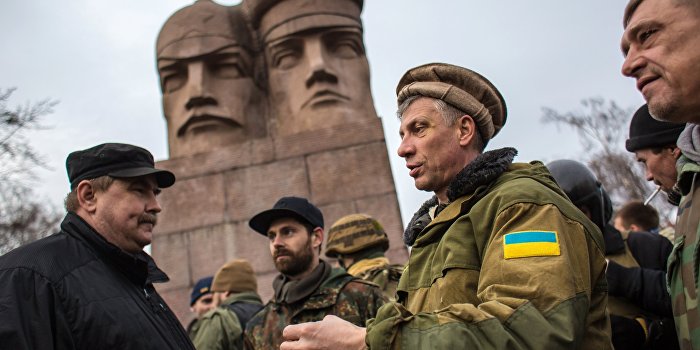 Кличко спешно сносит памятник чекистам Кличко спешно сносит памятник чекистам