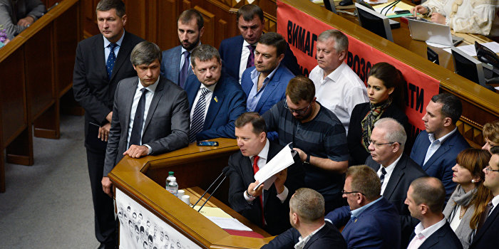 «Радикалы» блокируют трибуну ВРУ из-за «панамских патриотов» «Радикалы» блокируют трибуну ВРУ из-за «панамских патриотов»