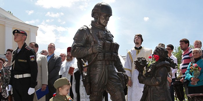 В Симферополе открыли памятник «вежливым людям» В Симферополе открыли памятник «вежливым людям»