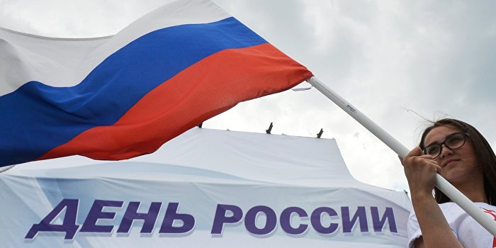 В Нью-Йорке вывесили огромный баннер о победах России В Нью-Йорке вывесили огромный баннер о победах России