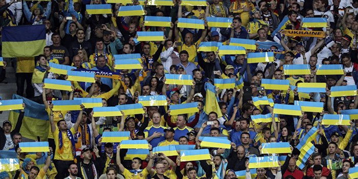 Украинские болельщики похвастались свастиками на торсах Украинские болельщики похвастались свастиками на торсах