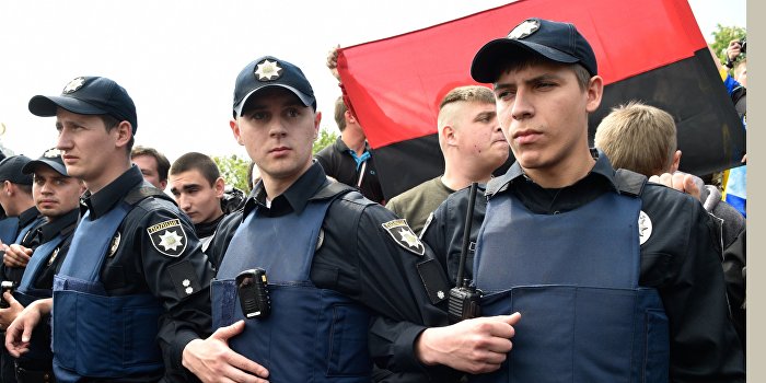 У здания мэрии в Одессе протест перерос в потасовку с правоохранителями У здания мэрии в Одессе протест перерос в потасовку с правоохранителями
