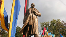 Львовскому студенту суд вынес приговор за то, что он облил краской памятник Бандере