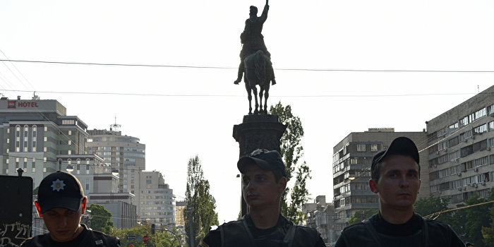 Активисты ОУН передумали сносить памятник Щорсу в Киеве Активисты ОУН передумали сносить памятник Щорсу в Киеве