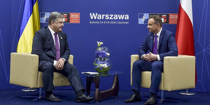 Порошенко предложил Дуде посетить село, где поляки вырезали украинцев Порошенко предложил Дуде посетить село, где поляки вырезали украинцев