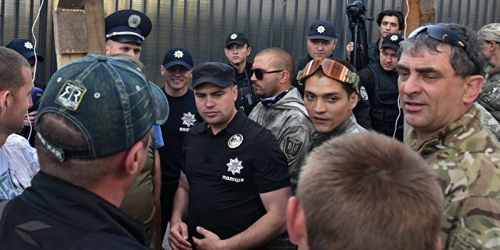 В одесской гостинице радикалы заблокировали польских сенаторов В одесской гостинице радикалы заблокировали польских сенаторов