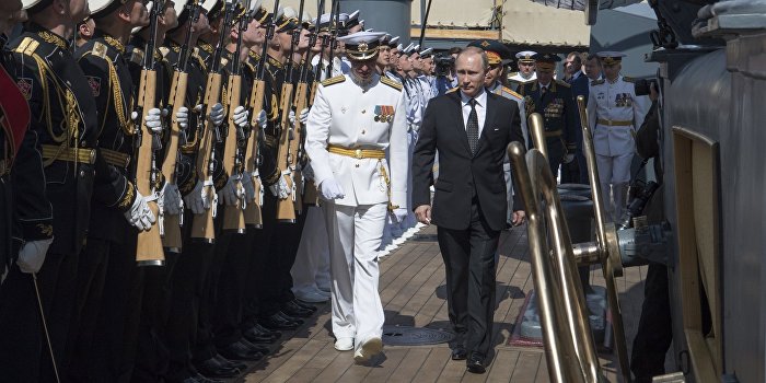 Путин принял участие в параде в честь Дня ВМФ Путин принял участие в параде в честь Дня ВМФ