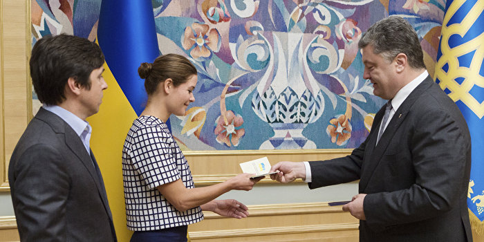 Порошенко подписал закон о биометрических паспортах