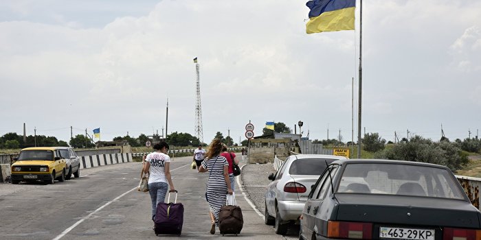 Украина не пропускает людей и машины в Крым