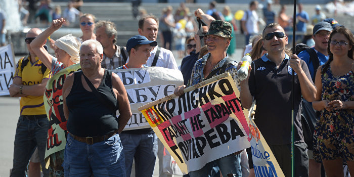 Митингующие в Киеве требуют встречи с Порошенко