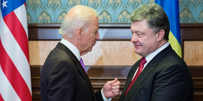 Порошенко обсудил с Байденом ситуацию в Крыму