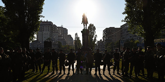 Украинские националисты отказались сносить памятник Щорсу в Киеве