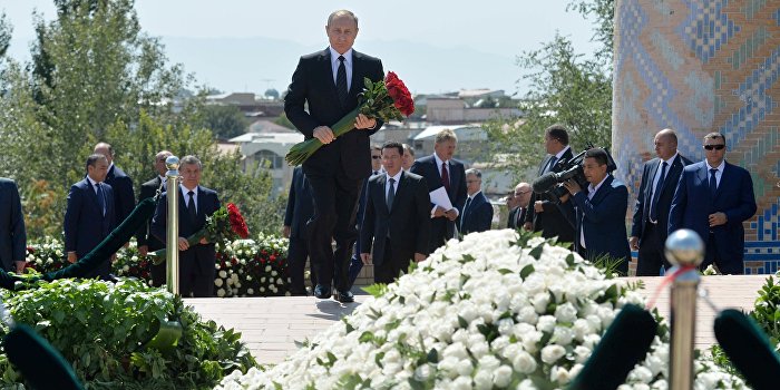 Путин возложил цветы к могиле Каримова Путин возложил цветы к могиле Каримова