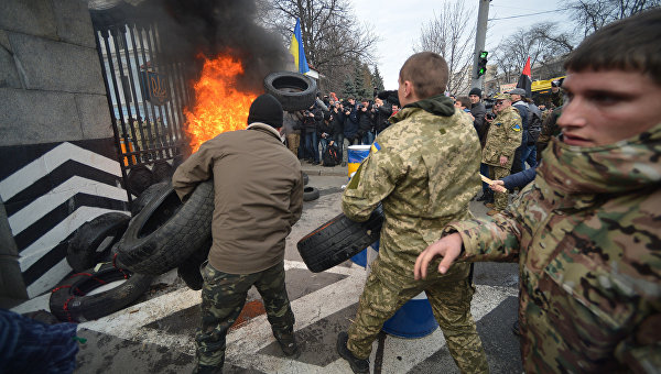 Поезд в огне: как украинцы воюют сами с собой