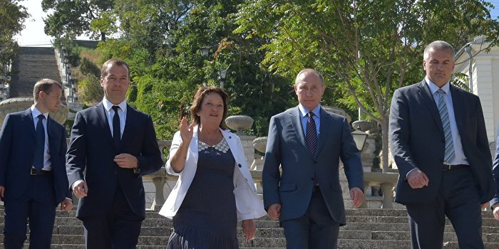 Путин и Медведев прилетели в Крым Путин и Медведев прилетели в Крым