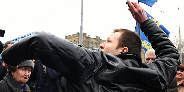 Выборы в Госдуму: «Свободовцы» избили россиянина в Киеве Выборы в Госдуму: «Свободовцы» избили россиянина в Киеве