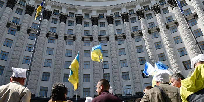 Гройсман задним числом повысил премии чиновникам высшей категории Гройсман задним числом повысил премии чиновникам высшей категории