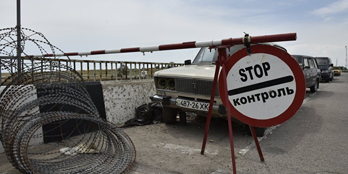 Украина ставит противотанковые ежи на границе с Крымом Украина ставит противотанковые ежи на границе с Крымом