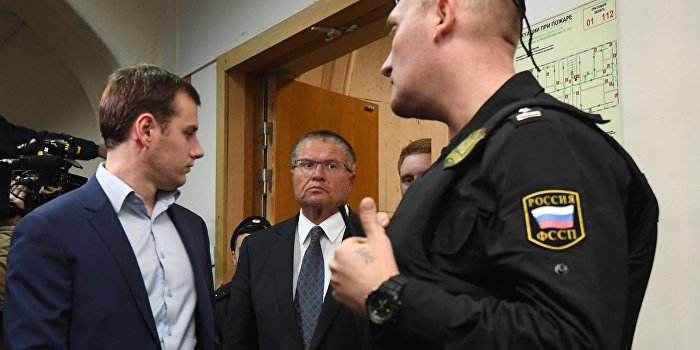 «Ведомости»: Улюкаев сел из-за «Роснефти» при помощи ФСБ