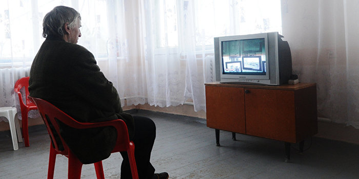 Арбузов: Власти решили погромче включить телевизор голодным Арбузов: Власти решили погромче включить телевизор голодным