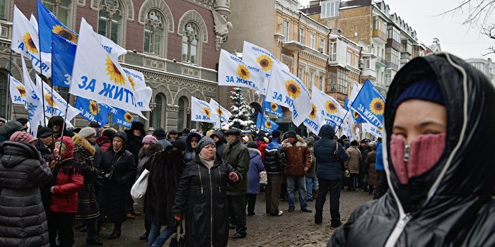 Две тысячи митингующих перекрыли Институтскую улицу в Киеве Две тысячи митингующих перекрыли Институтскую улицу в Киеве