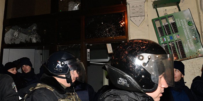 Как нападали на Сбербанк в Киеве: панорамное видео погрома