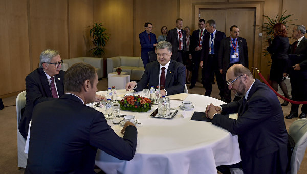 Порошенко назвал «уникальной» атмосферу на саммите, где «зарубили» безвиз Украине