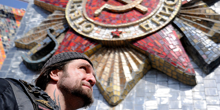 «Хирург» просит Путина вернуть советские символы на герб России